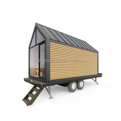 Modernes dreieckiges Holzcontainerhaus auf Rädern für den Verkauf von Kaffee im Freien