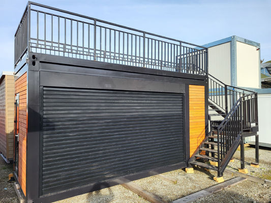 Zweistöckiges Prefab Containerhaus für den Einkaufszentrum Boba-Stil 50/75/100 mm Wellen Sandwich-Panel Wand und moderne Design-Terrasse