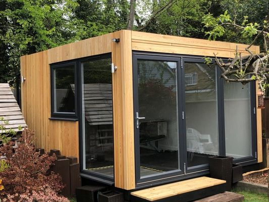 Galvanisiertes Stahlbogen 180g 20ft Flat Pack Luxus vorgefertigtes Containerhaus mit Stahlrahmen und Fenstern